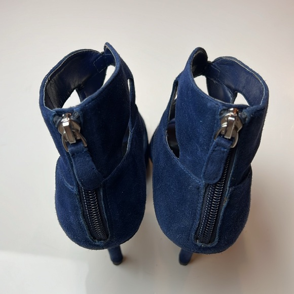 💙WHITE HOUSE BLACK MARKET BLUE VELVET ZIP UP BACK 4.5” HEELS SIZE 7 MEDIUM💙 - Picture 9 of 16